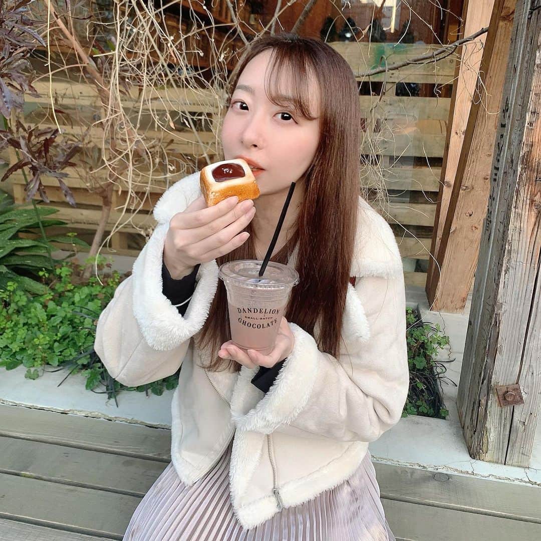 内田夕己のインスタグラム：「. 大好きなチョコレートカフェ🍫 (@dandelion_chocolate_japan ) . チョコマシュマロのスモアもふわふわで美味しかった◎ . . #ダンデライオンチョコレート  #蔵前カフェ #チョコレートカフェ #カフェ巡り #カフェ好きな人と繋がりたい #いいねありがとう」