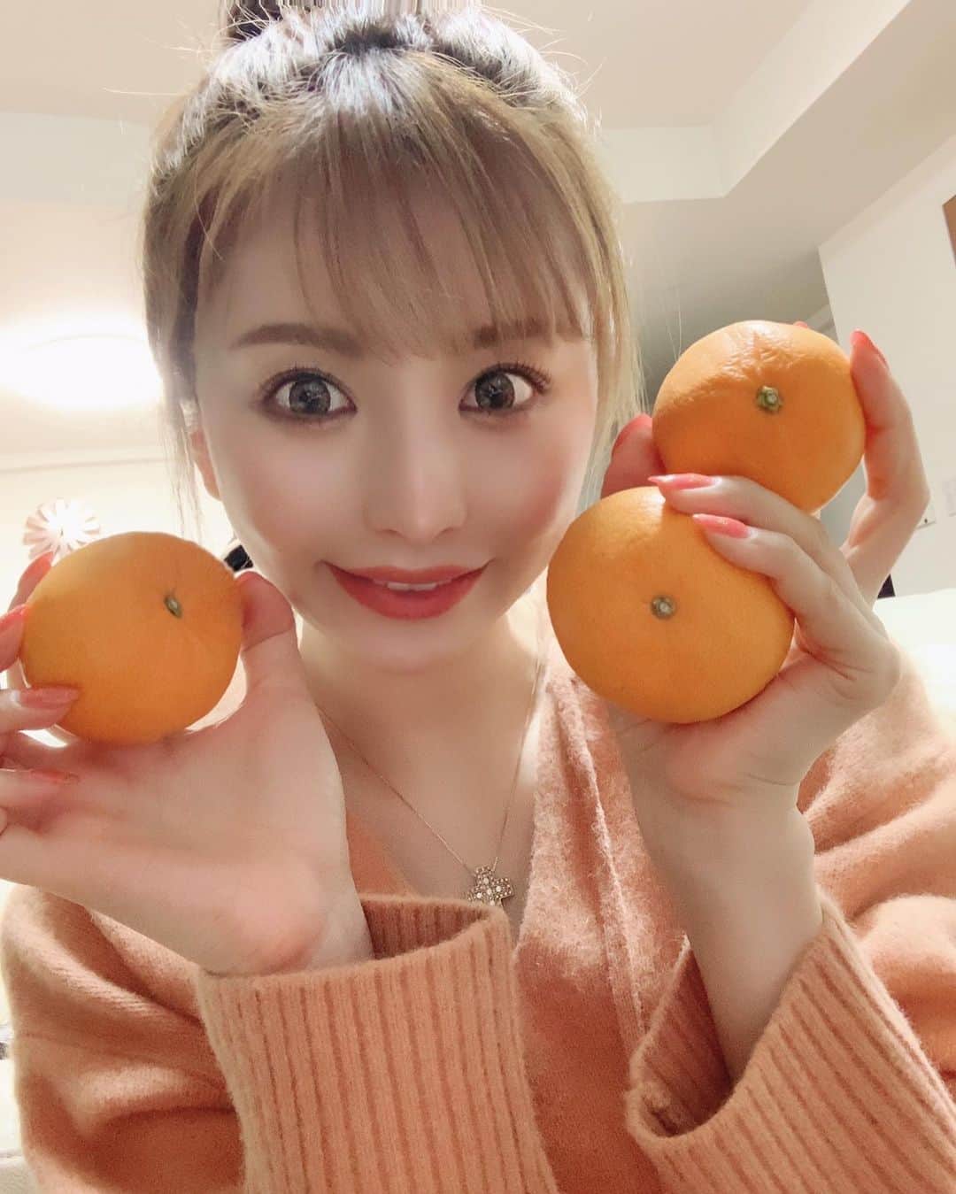 愛川みれいさんのインスタグラム写真 - (愛川みれいInstagram)「みかんちゃん🍊ちゅき🧡  @freshtutiyama さんからお取り寄せしたよ🥰🥰 色んな種類のみかん🍊がいっぱいで ホームパーティーでもみんなで食べ比べしたり 楽しみながら味わったよ🤤❤️  フォロー＆イイネ！をして下さった方の中から 抽選で毎月3名様にみかんプレゼント🍊 してるみたいなので皆様も是非💋✨ どれも美味しかったよぉ〜〜🤤👍🍊❤️✨  #みかん#フレッシュつちやま#freshtutiyama  #食べ比べ#箱買い#フルーツ#贅沢 #大好き#ビタミンたっぷり#愛川みれい」3月9日 19時36分 - mirei.aikawa