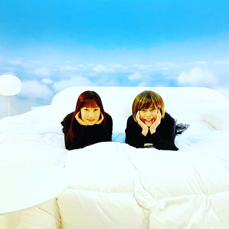 北川悦吏子のインスタグラム：「かんちゃんと、ねるへや、で寝てみた^ ^。#ウチカレ　#ねるへや」