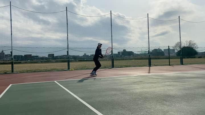 尾崎里紗のインスタグラム：「久々の練習動画🎾﻿ 今日もお疲れさまでした(^^)﻿ ﻿ ﻿ ﻿ ﻿ ﻿ ﻿ #glico ﻿ #powerproduction ﻿ #head ﻿ #headtennis_official﻿ #headjapan﻿ #teamhead ﻿ #asicstennis﻿ #teamasics ﻿ #imoveme﻿ #onitsukatiger ﻿ #株式会社タイド ﻿ #TIDE. ﻿ #gram3 ﻿ #グラムスリー ﻿ #tbc_aesthetic ﻿ #エステ ﻿ #エステティックtbc ﻿ #尾崎里紗 ﻿ #risaozaki ﻿ #tennis ﻿ #tennisplayer ﻿ #テニス ﻿ #fitness ﻿」