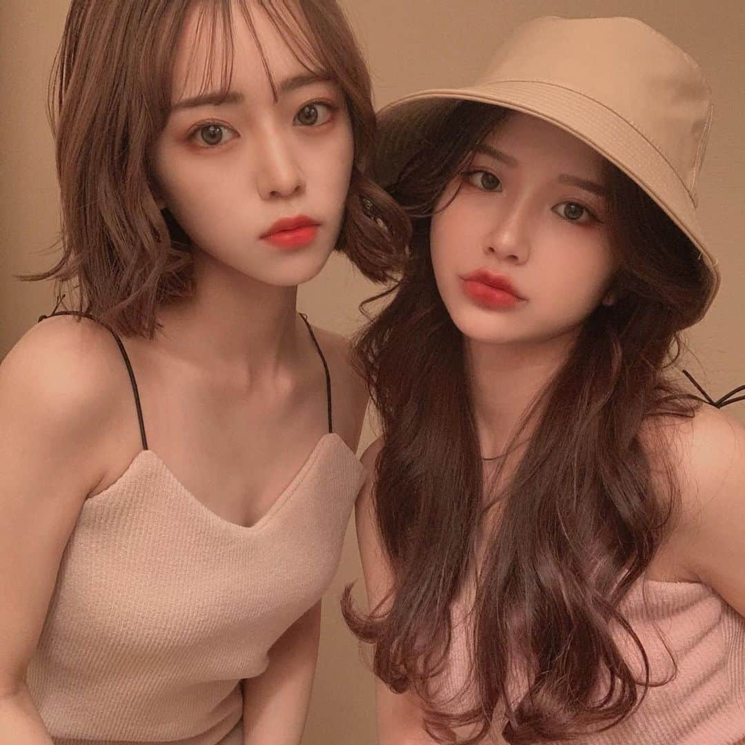 寺本月夜のインスタグラム：「아사키랑 촬영중..♡ . @asaki999 と @mieyamieya_official の撮影中〜。 今日は @amuse の新作ヴィーガンコレクションでピンクメイクしたよ😌❤️ 詳しくはまた投稿します❤︎ . #촬영중 #셀피 #아뮤즈」