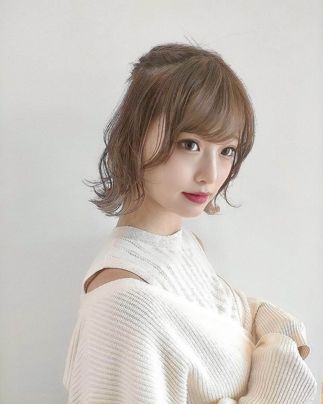 青木百花のインスタグラム：「ヘアアレンジ🍓🤍 ・ ・ 最近はミスコンの時よりも全然更新してる✌️💓 ・ ・ #いいね返し#サロンモデル#サロモ#撮影依頼募集中#ビジョビ#インフルエンサー#被写体#作品撮り#f4f#l4l#instagood#likeforlikes#followforfollowback#followme#follow4followback#ミスコン#ショート#ボブ#ミディアム#ハイトーン#ヘアアレンジ#ヘアカタ#ショート女子#ショートスタイル」