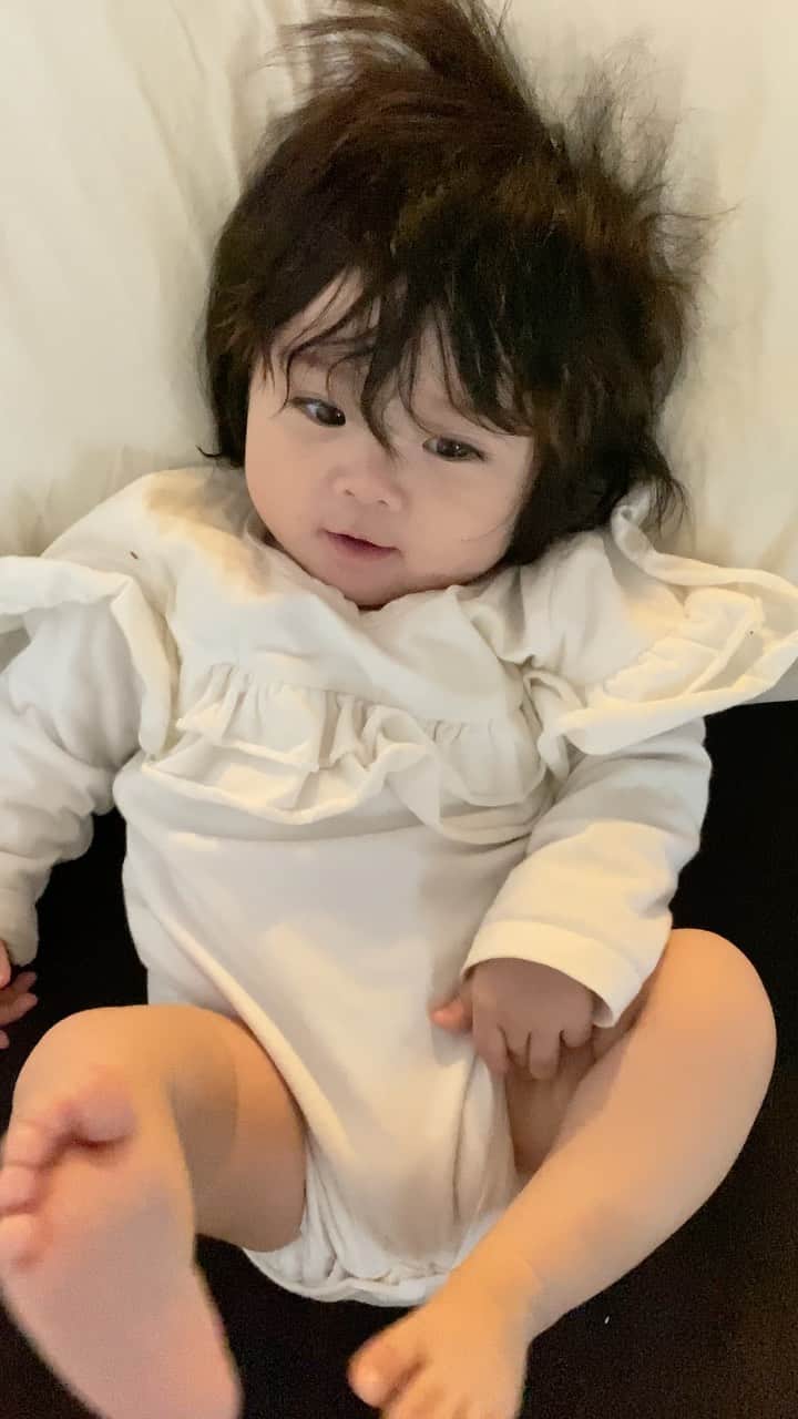 のインスタグラム：「- 👶🏼ご飯食べてお風呂入って18時過ぎにはぐっすみん😪 今日はわたしの夜が長くてうれしくなってるけど 何したらいいかわかんなくなる🙂  #baby #babygirl  #女の子ベビー#令和ベビー #8ヶ月ベビー」