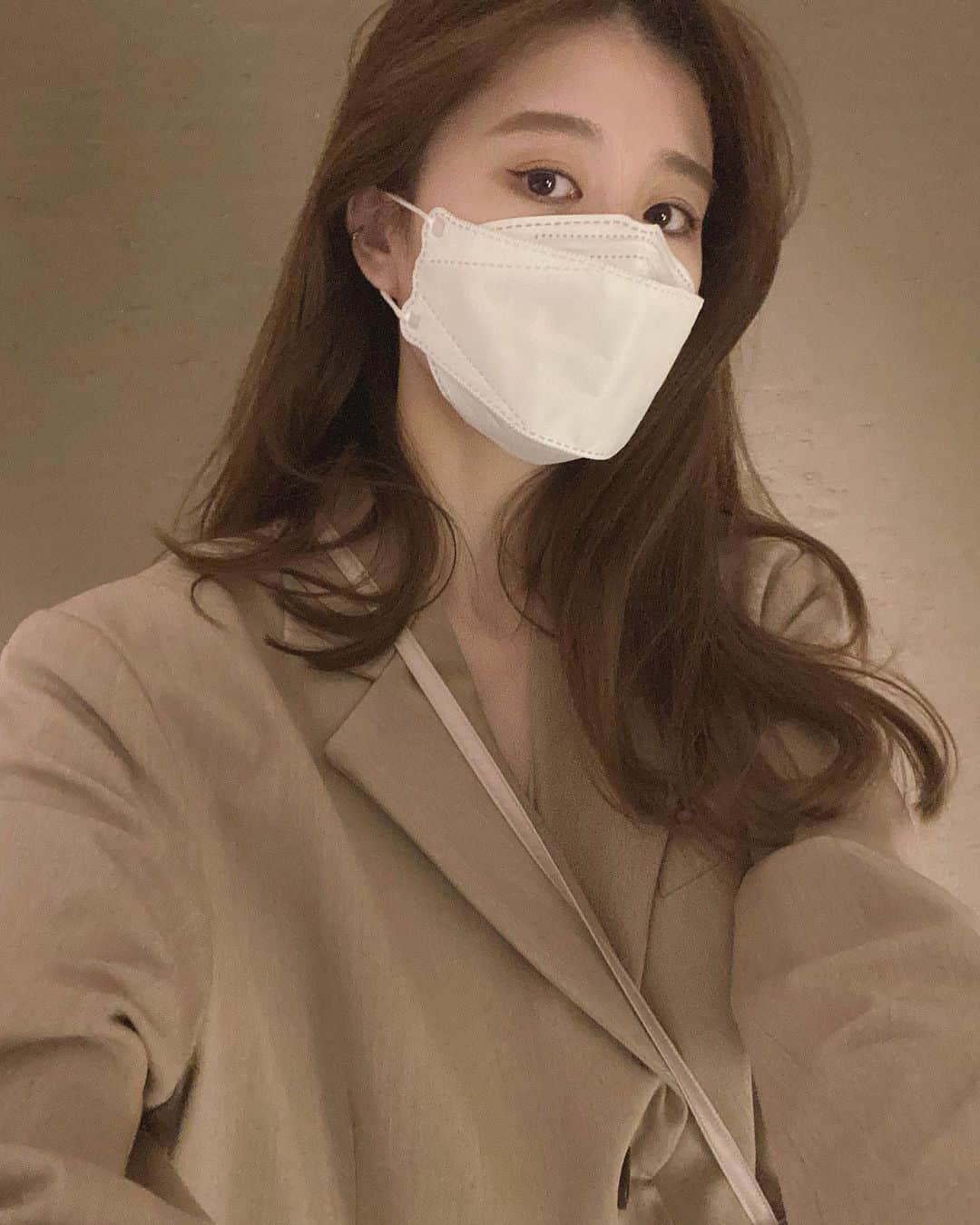 i am aiのインスタグラム：「🐤🤎👢 ㅤㅤㅤㅤㅤㅤㅤㅤㅤㅤㅤㅤㅤ  ㅤㅤㅤㅤㅤㅤㅤㅤㅤㅤㅤㅤㅤ 髪の毛うすピンクにしたいし もっと切りたいし 撮影終わったらしよ〜と思いつつ なかなか勇気が出ない、な ㅤㅤㅤㅤㅤㅤㅤㅤㅤㅤㅤㅤㅤ KF94マスクは 駅の自動販売機で買ったのが1番良かったけどどんなパッケージのだったか忘れちゃったな😷もっと立体感あってフィット感も良かったんだけどどんなだったか、な いろんな種類があるとしらなかった~ ㅤㅤㅤㅤㅤㅤㅤㅤㅤㅤㅤㅤㅤ お気に入りのセットアップでの写真🤳🏻 #マスク #kf94mask #ジャケット #ジャケットコーデ #shoponpon」