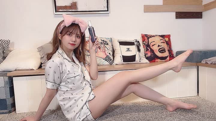 横山あみのインスタグラム：「..♡ . . パジャマ🍒 . 前回あげたYouTubeの サムネにもした原画です🐶❤️ . マッサージ動画だよー！ めちゃくちゃオススメの 気持ちいマッサージあるので 見てね‹‹\(´ω` )/›› . . #パジャマ #gu #guパジャマ #自撮り #自撮り女子 #マッサージ #マッサージオイル #むくみ #むくみ解消 #グラビア #グラビア #gravure #足フェチ #太もも」