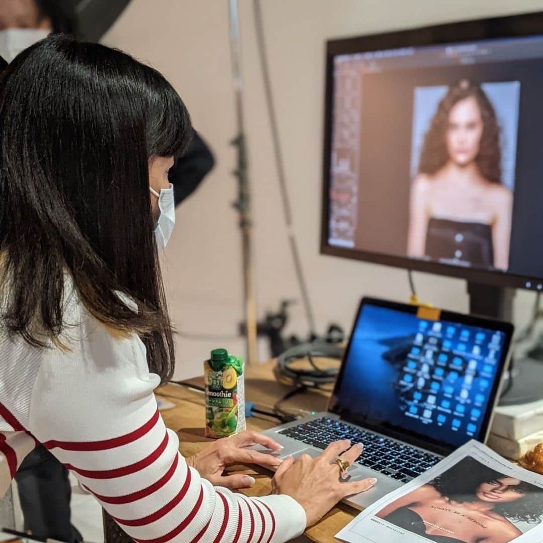 BORDERS at BALCONYのインスタグラム：「BORDERS チーム、本日は、早くも次のシーズンの撮影日でした！ 今回も自信作がたくさんです💡 お楽しみにお待ちくださいね！  柴田さんは本日は赤のボーダーニットにボーイフレンドデニムのコーディネート。 タイトシルエットのニットをカジュアルダウンするのにぴったりな5 pockets denimは1枚あると着こなしの幅が広がるのでオススメのアイテムです！  Photo shoot day for Borders team! We already started preparing for next collection 21AW. It’s all really great items and we are sure you’ll all love it💛🧡 Can’t wait for announce it ... 😍  OOTD of Yoko Shibata Ms.Shibata wears red border knit + boyfriend denim. Knit really fits a body well and looks elegant, but she chose denim so it made more casual and cozy looks👍  This 5pockets denim gives varieties for your fashion👖  #bordersatbalcony #ボーダーズアットバルコニー #柴田陽子 #2021AW #撮影」