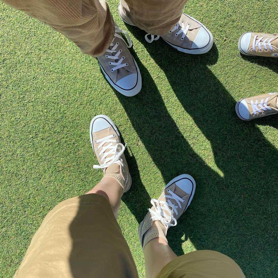 長谷川あやのインスタグラム：「👧👩‍🦰👨#converse#converseallstar ・ ・ ・ こっそり#リンクコーデ 👨‍👩‍👧 （ちっこい靴ってかわいいな〜💓）」