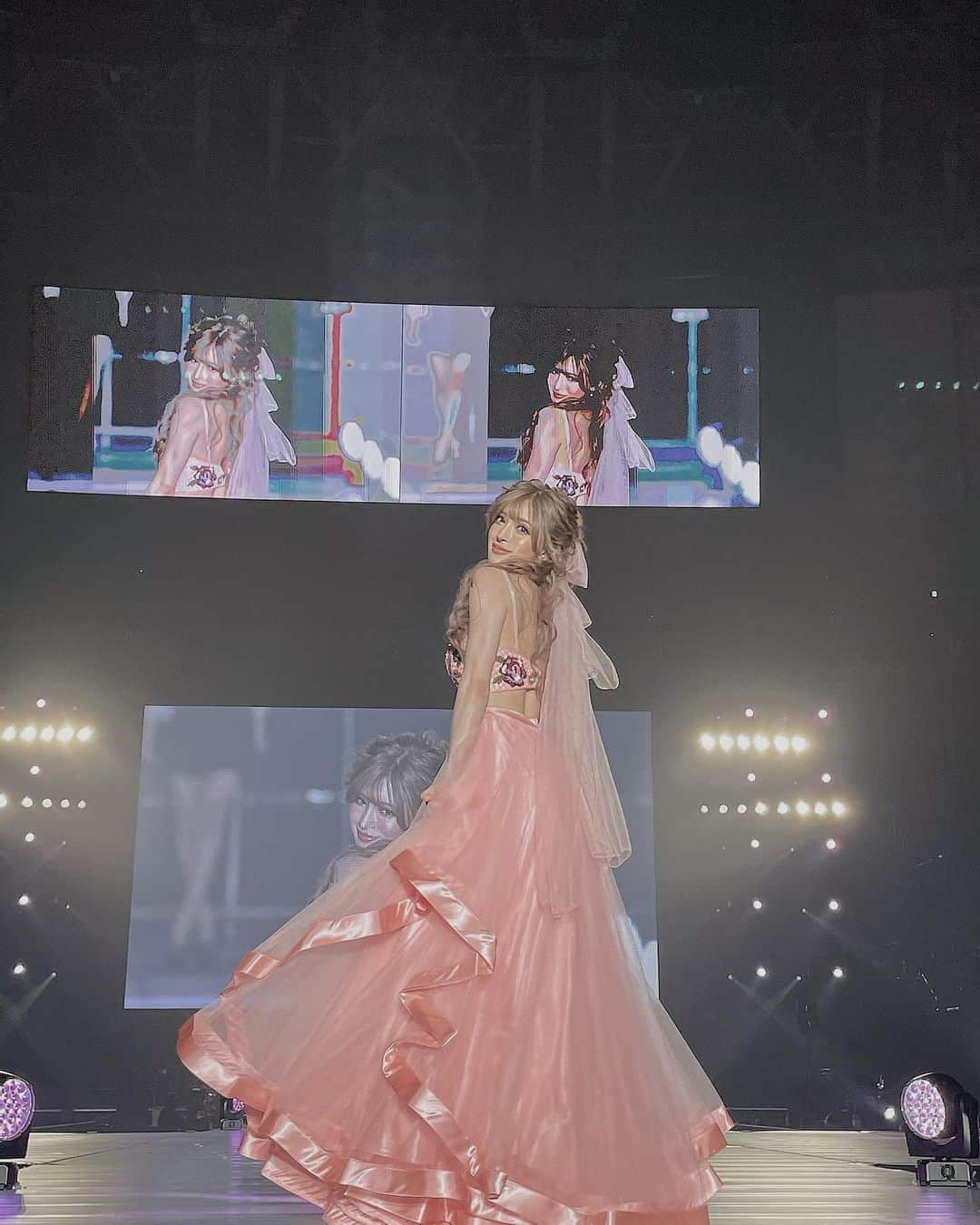 小原優花のインスタグラム：「関西コレクション×Tikaさん《 @dress_tika 》ステージ💗💗  日曜に開催された関西コレクション2021SSにて、今年もTikaさんステージに出演させて頂きました🙇‍♀️❤️  衣装は春らしい可愛いピンク♡🌸 ボリューム感が素敵なロングスカートと2ピースタイプのドレスでした👗🎀✨  そして同じTikaさんステージにも出演された美しいりょうちゃん《 @rio19891015 》と出番前に思い出のお写真！🥰🥰💕 以前Tikaさんの撮影でお会いしたぶりでした…🙈💓💓  ヘアーは安定のナミナミさん《 @naminamikajiwara 》セットでした！👩🏼💕 色んな巻き方をミックスしたニュアンスヘアーに、ルーズな編み込みのハーフアップです🥺💗  Tikaさん💟今回も大変貴重なステージに出演させて頂き、本当にありがとうございました💓🙇‍♀️💓  そして万全な感染対策のもとイベントを開催してくださった関西コレクションの運営の皆様に感謝申し上げます🙏🏻✨  #kansaicollection #関西コレクション #関コレ #2021ss #tika #ティカ #dress #新作 #ランウェイ」