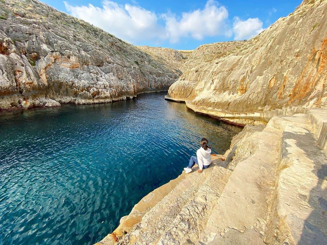 荒尾茉紀のインスタグラム：「Blue Grotto•ブルーグロット🚤コロナの影響でボート営業はストップしてるけど、素敵な観光地😊✨  #malta #bluegrotto #マルタ #マルタ留学 #ブルーグロット #マルタ観光地 #コロナ禍の海外 #ヨーロッパ旅行」