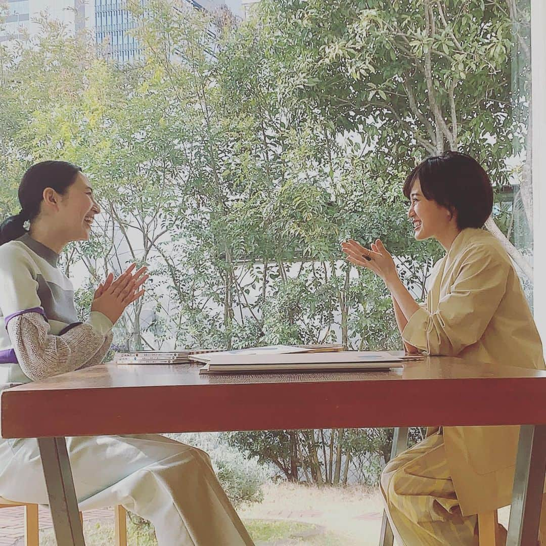 浜島直子さんのインスタグラム写真 - (浜島直子Instagram)「仕事柄、いろいろな方々にお会いできるのが本当に嬉しいなぁと、しみじみ感じる今日この頃。  その中でも、ここ数年の中で一番狂喜乱舞したのが、あっちゃんこと、前田敦子さん🌸( @atsuko_maeda_official )  私は地味顔なので、自分にはない華やかな顔立ちの女性が本当に羨ましく、妬ましく、腹が立つほど憧れて、最終的には「好きぃぃぃ❤️❤️❤️」と。  あっちゃんも最初はそのキュートな「見た目」でグッと惹きつけられましたが、知れば知るほど、追えば追うほど、努力や葛藤、ヒリヒリとした情熱を感じて、気がつくと見た目だけではなく、1人の女性の成長をまるで自分ごとのように投影して応援し、気がつくと10年以上たっていました。  誰しも待ち構えている人生の大海原をどう泳ぐか。 ボートに乗るのか、陸に上がるのか、ぶざまでもいいから必死に手足をばたつかせるのか。 何もかも「自分次第」なのだと、彼女は水平線の向こうにかかった虹を眺めるように、まっすぐな目で教えてくれたような気がします✨  会えて本当に嬉しかった。 あっちゃん、ありがとう！  前田敦子さんとの対談は、LEE4月号に載っています。 ぜひよろしくお願いいたします🌈 ・ #magazinelee @magazinelee  #lee4月号 #連載 #はまじのずっと好きでした  #前田敦子　さん #あっちゃん #表紙は #里田まい　ちゃん！」3月9日 20時53分 - hamaji_0912