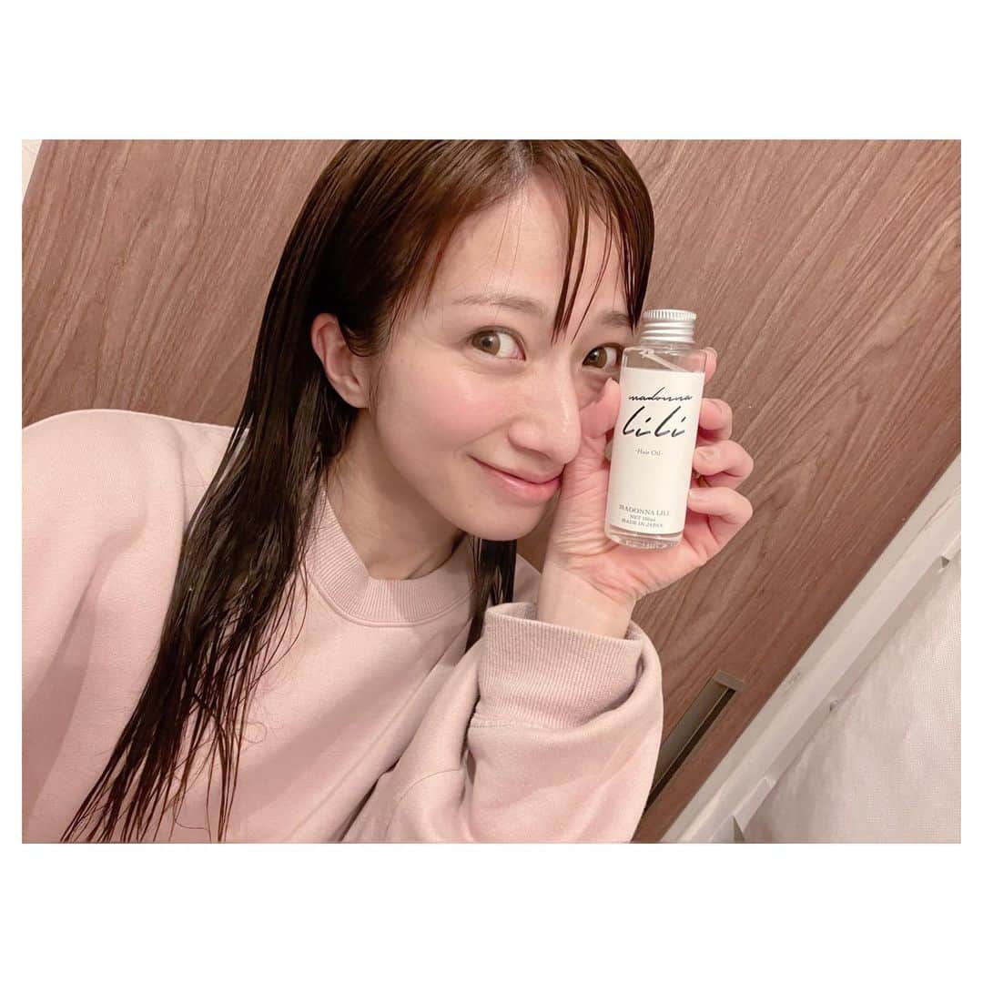 辻希美さんのインスタグラム写真 - (辻希美Instagram)「楽天でも人気のマドンナリリ😁💕  サラサラタイプのヘアオイルはお風呂上がりの髪の毛に、しっとりタイプのボタニカルオイルはヘアセットの時に使えるょ❤️✨✨  ちなみにボタニカルオイルは全身にも使えるみたいだからこの乾燥の時期にはぴったり☺️💕💕  名前も可愛くてお気に入りです☺️🌸🌸🌸✨"  @madonnalili_official #マドンナリリ #ヘアオイル #ボタニカルオイル #洗い流さないトリートメント #ヘアケア商品 #pr」3月9日 20時55分 - tsujinozomi_official