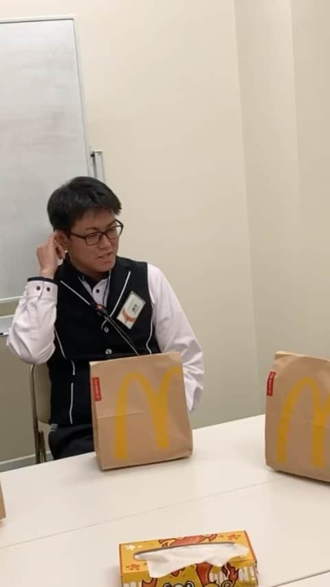 イルサローネ イドムンのインスタグラム：「ハンバーガー早食い対決」