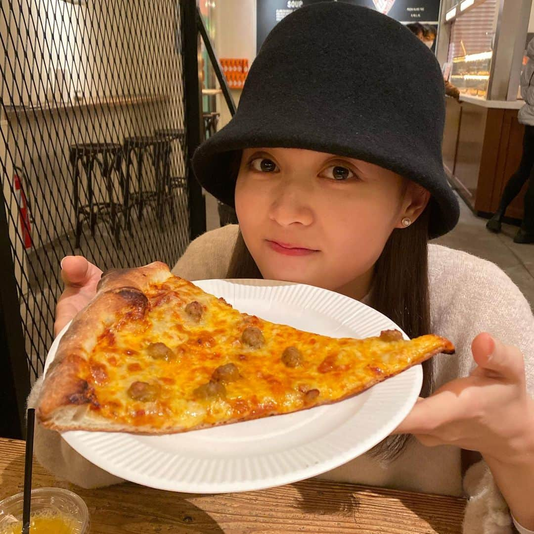 松元絵里花さんのインスタグラム写真 - (松元絵里花Instagram)「* 初ピザスライス🍕 レジ横に並ぶピザ達を見てると、 何枚も食べれそう🤤っておもったけど 目の前にやってくると、、 何という大きさでしょうか😳（笑） そしておいしかった😋❤️ #pizzaslice2#表参道」3月9日 21時07分 - matsumoto_erika