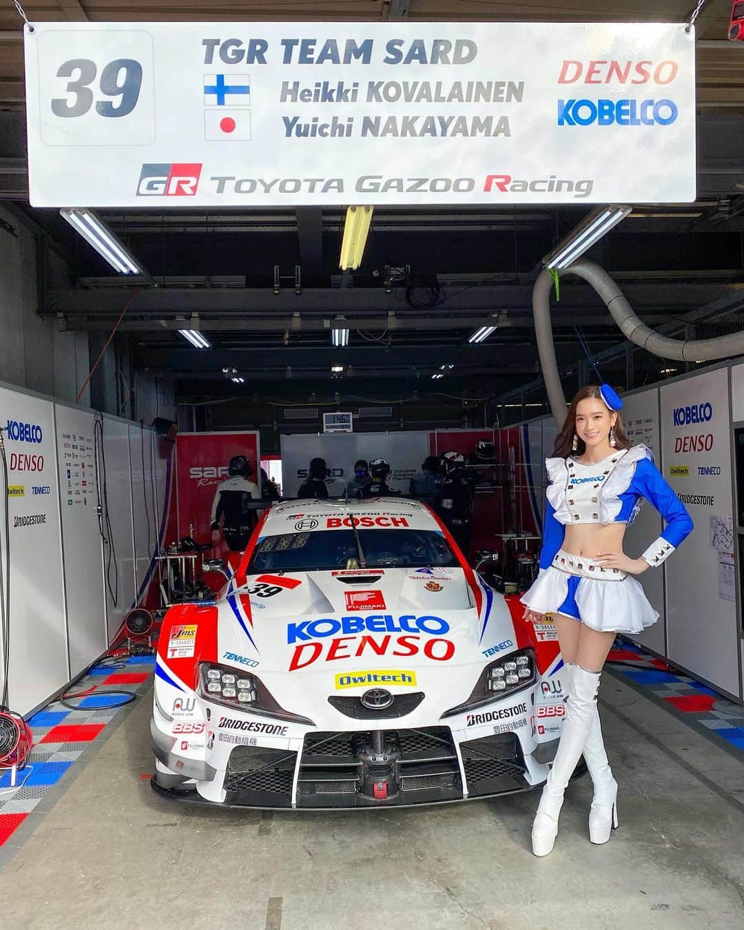 太田麻美のインスタグラム：「本日3月9日は！ 39号車の日💙❤️🤍 @team_sard   #39号車の日 #39号車 #39 #サンキュー #感謝の日  #レースクイーン #モデル #コスチューム #コス #コベルコ #コベルコガールズ #サーキット #もうすぐ開幕戦 #racequeen #rq #model #supergt #gt500 #tgrteamsard #sard #denso #kobelco #kobelcogirls」