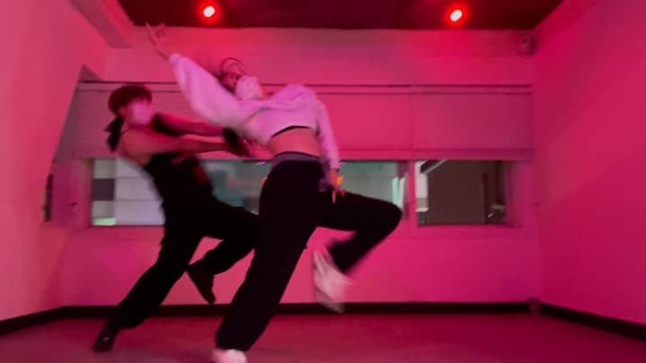 ライムのインスタグラム：「Choreo by @ee__vee  Music by @tianakocher  정말 오랜만에 제대로 흔들었따 오늘의 ACE 정진친구랑 💃🏼」