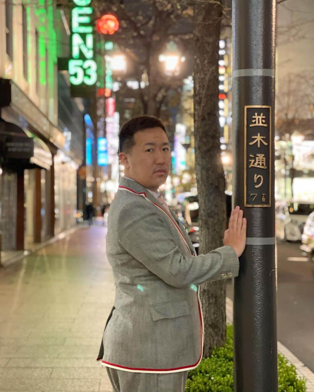 ゆっこママのインスタグラム：「三月、周年の春  銀座に出店して 丸三年(ほんとは2月に出店)  笑った日、泣いた日 たくさんの思い出が走馬灯のように、、、  駆け巡、、、涙  半人前だったあたしを育ててくれた この街を銀座のママ(オカマ)に成長させてくれました。  そんな環境を整えてくださった お客様、スタッフ  全ての方に心から感謝申し上げます。  そんな皆様にこんな時期ではございますが 周年パーティーのご挨拶を させて頂きたく存じます。  3/22〜26までの五日間  お待ち申し上げておりまんげ。  まずはこちらで先にご挨拶させて頂きます。」