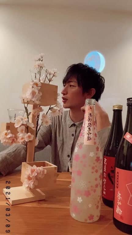 伊万里有のインスタグラム：「●「SAKURA CHILL HOME」は、春を楽しみたい人や、厳しい状況におかれた酒蔵のために、「SAKURA CHILL BAR by 佐賀」で使用していた「桜升 一本桜」を製品化し、佐賀の日本酒と共に自宅に届ける企画となっています！本企画は、3月3日(水)から開始し、3月21日(日)まで実施しています。  https://camp-fire.jp/projects/view/397892」
