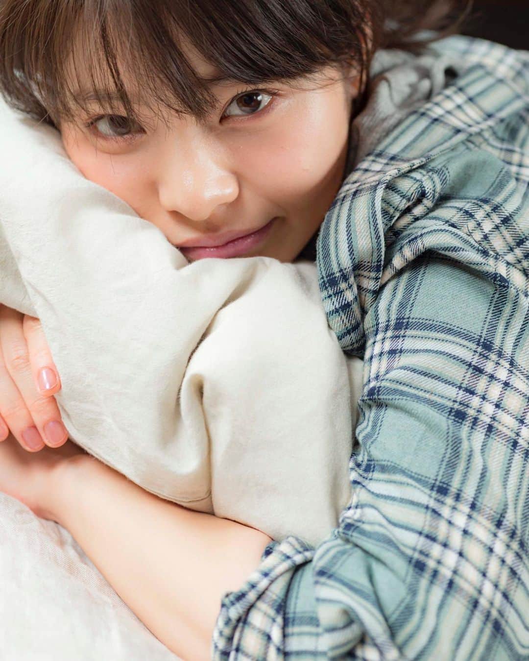 岸井ゆきののインスタグラム：「発売中の美的📚💄💄春メイクでわたしもちらりと出ています☺️🌸 普段、役人物のお化粧がほとんどで、それも役を考えるのに大きな手助けになるしとても楽しいけれど、今回、あたらしいコスメでお化粧してもらえてほんとうに気持ちがあがりました。✨✨ 先月は友人の誕生日も多かったので、帰りみちデパートで即買いしてプレゼントにしたものも🛍🎁 ぜひごらんくださいませ〜！」