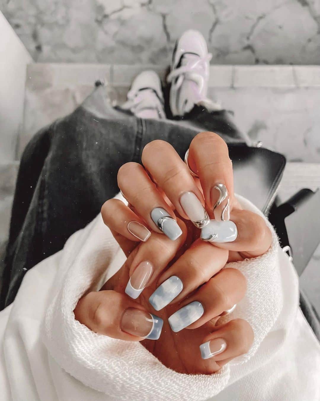 ✷kana✷のインスタグラム：「💙☁️🦋🤍 . . ☑︎new nail cloudネイル？？☁️ クリア×カラーフレンチ裏切らない！ ブルーにハマりすぎてる！かわいい！♡♡♡ . フットもまたUPします😚 . . @art_room_anna  #ArtRoom #ArtRoomNails」