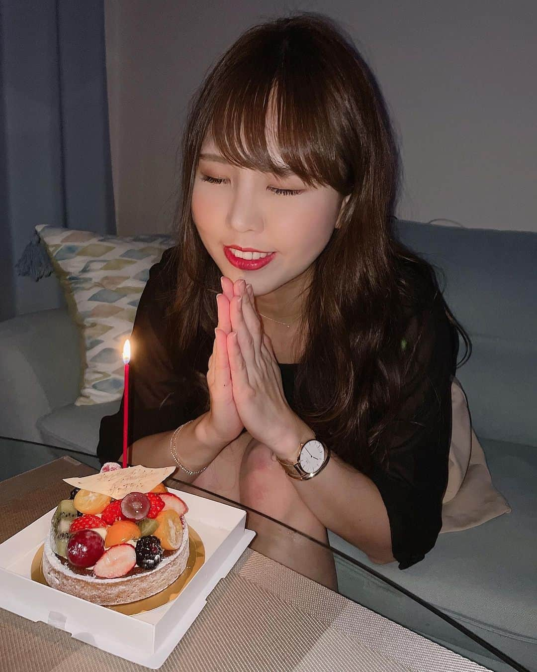 Yukaさんのインスタグラム写真 - (YukaInstagram)「2021.03.09 28歳の誕生日を迎えました🎉  ママ、産んでくれてありがとー🤰🏻  世の中大変な状態が続いてるけど、 早く落ち着いて台湾の家族と友達に会いたい🥲  28歳もブレずに、周りがあって自分がいることを忘れずに、 沢山笑って過ごしていきたいです。 あと、大人な女性になれるように頑張ります(一生無理🤪)  色々サプライズしてくれた彼に感謝💓 誕生日プレゼントいらないって言ったのにこっそり買ってくれました🥲 ずっと欲しかったSHIROの香水🥺大事に使います💕  いつも支えてくれるみんなありがとう☺️ これからもよろしくお願いします。  -  又長一歲了🎂祝自己28歲生日快樂  雖然老套但真的是要感謝媽咪生下我 年紀越大越覺得陪伴家人的時間越少 現在只希望疫情趕快穩定下來想回台灣陪家人見朋友🥲  謝謝男友精心準備的驚喜 帶我去吃了貴桑桑的高級燒肉，還大老遠跑去拿蛋糕 說好了不要送禮物，卻還是偷偷買了禮物給我🥺 而且還是我很想要卻買不下手的香水🤭 某次逛街時提過一次，居然偷偷記下來， 還深怕忘記，趁我不在的時候繞回店裡拿dm做筆記🤣  謝謝一直以來支持的大家 身邊圍繞著好多好多善良溫暖的人，謝謝你們豐富我的人生 以後也請多多指教🥰」3月9日 21時58分 - loveyuka06