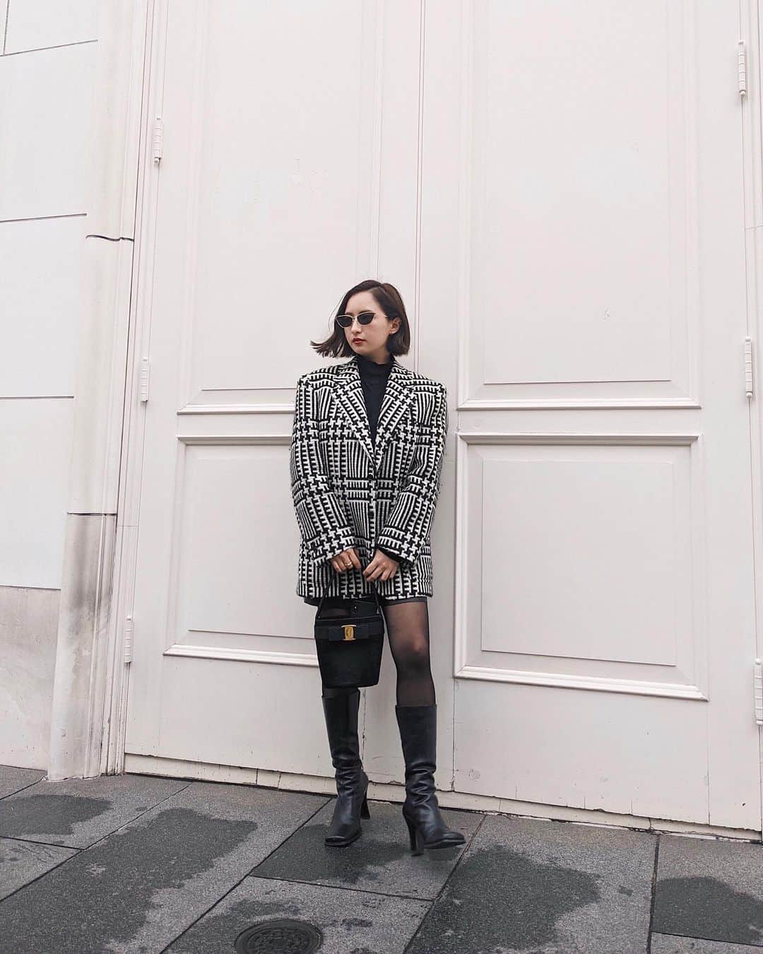 のインスタグラム：「🖤🖤🖤 . #fashion #outfit #black #white #monochrome  #blackandwhite  #outfit #ootd #retro #sunglasses  #girls #spring #style #springfashion #glasses  #ジャケットスタイル  #白黒 #ファッション #春服 #モノクロ #春ファッション #サングラス #黒 #julifashion」