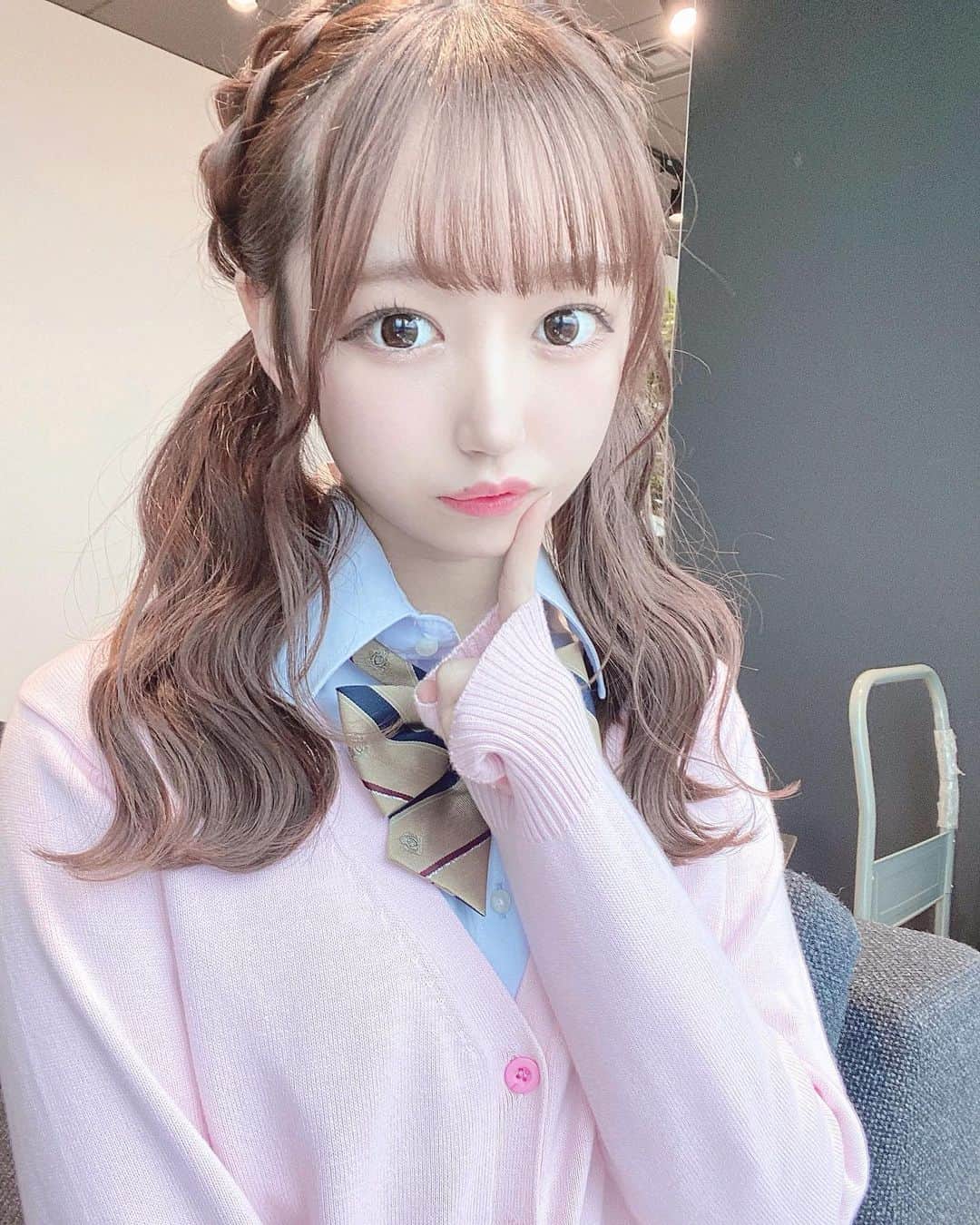 町田穂花のインスタグラム：「. . 制服〜✌🏻 . 思いきってピンクのカーディガン着てみた！！ . もうコスプレになっちゃうの悲しいな🥲 . #制服 #制服コーデ #jkブランド #ljk終了のお知らせ #ツインテール #ツインテールアレンジ #自撮り女子 #自撮り界隈」