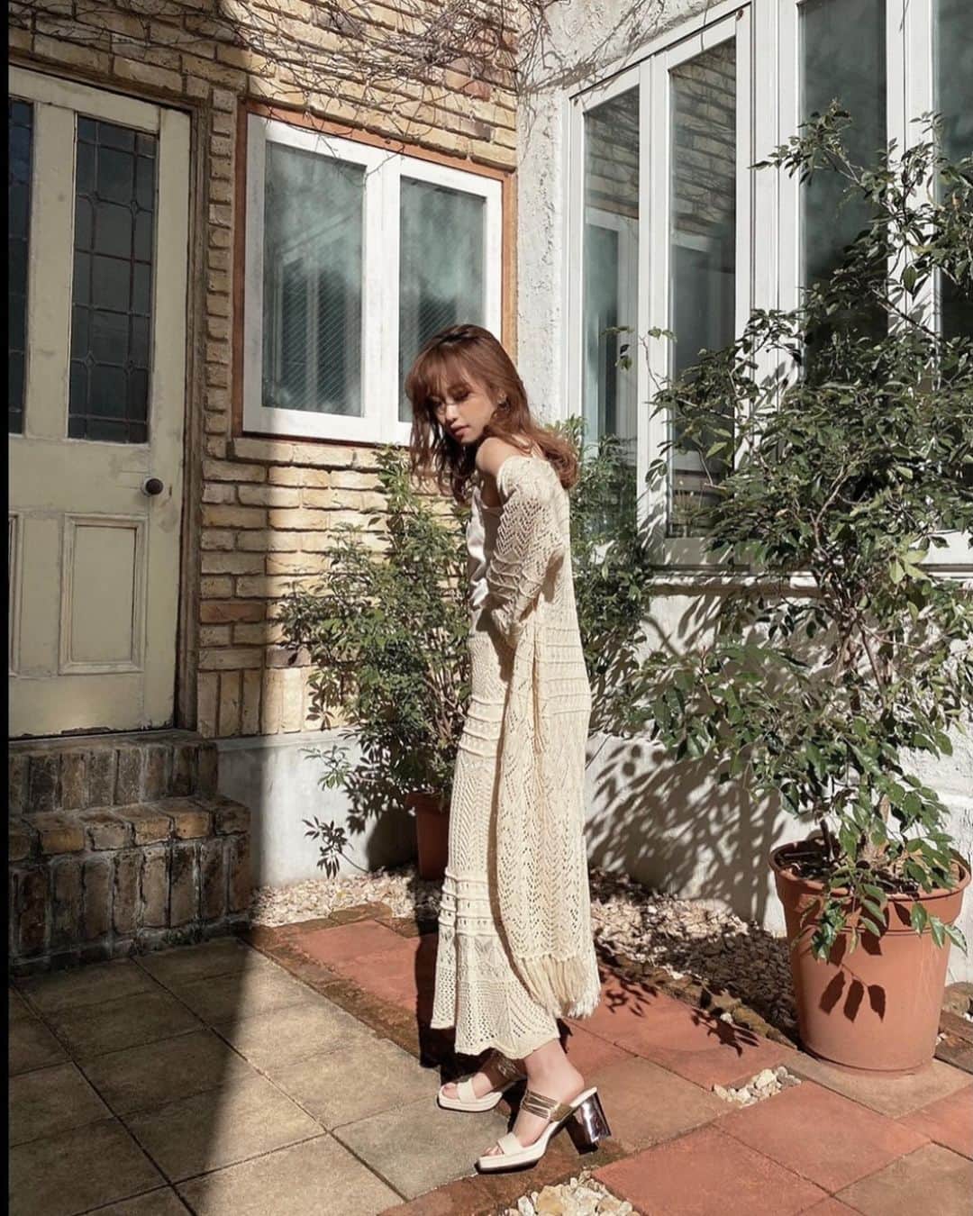木田絵里香のインスタグラム：「. 鈎針シリーズ今年もかわい👶🏻🤍 . スカートはキャミで合わせたりロゴTで合わせるのが好き✨ . TOPのURLにコーデ載せてます🪐 アイテムそちらからも購入できます〜👸🏼 . #ベージュコーデ#ニット#コーデ#スカート#カーデ#knit#coordinate#fashion#beige」
