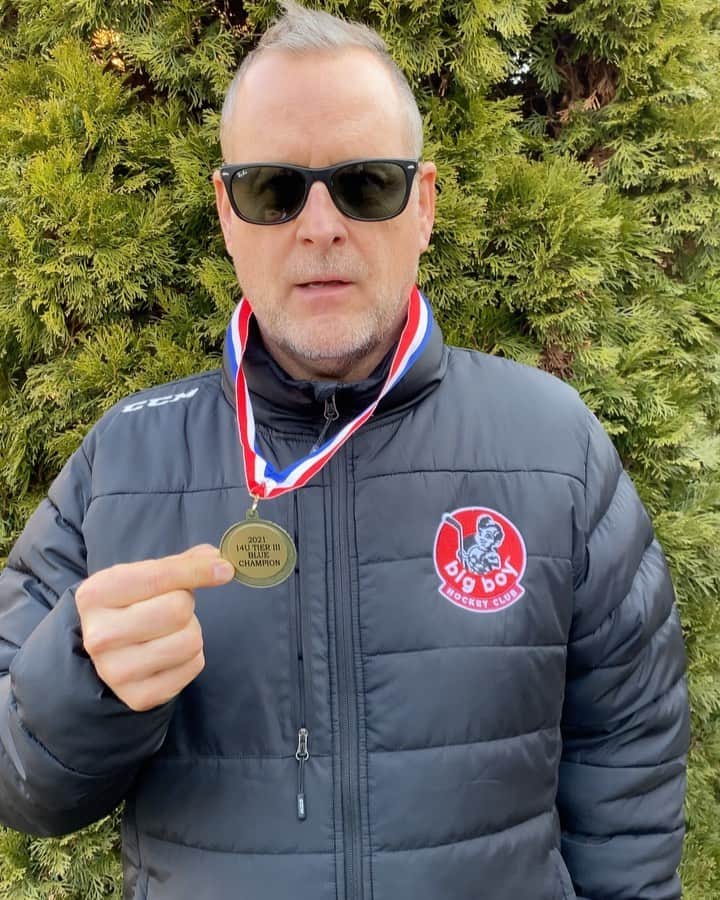 デイブ・クーリエのインスタグラム：「Who ever thought coaching a Bantam house league team could be so rewarding. Hats off to our Big Boy kids winning the 2021 14U Tier III District Championship. And thank you to my fellow coaches (and #NDHS Class of ‘77 alums John Blum, Bob Faria) and Bill Gutenberg. #icehockey #hockey #bantamhockey #hockeycoach #underdogs #badnewsbears #cutitout」