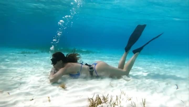デシレ・コルデロ・フェレールのインスタグラム：「Me quedo a vivir aquí abajo 💙🧜🏽‍♀️」