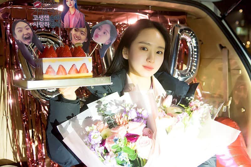 ウォン・ジナのインスタグラム：「고생했어 송아팀 친구들💋 같이해줘서 고마웠다!!!막촬 이벤트까지 해주구 ㅠㅠ 너넨 사랑이야ㅜ사랑해💖」