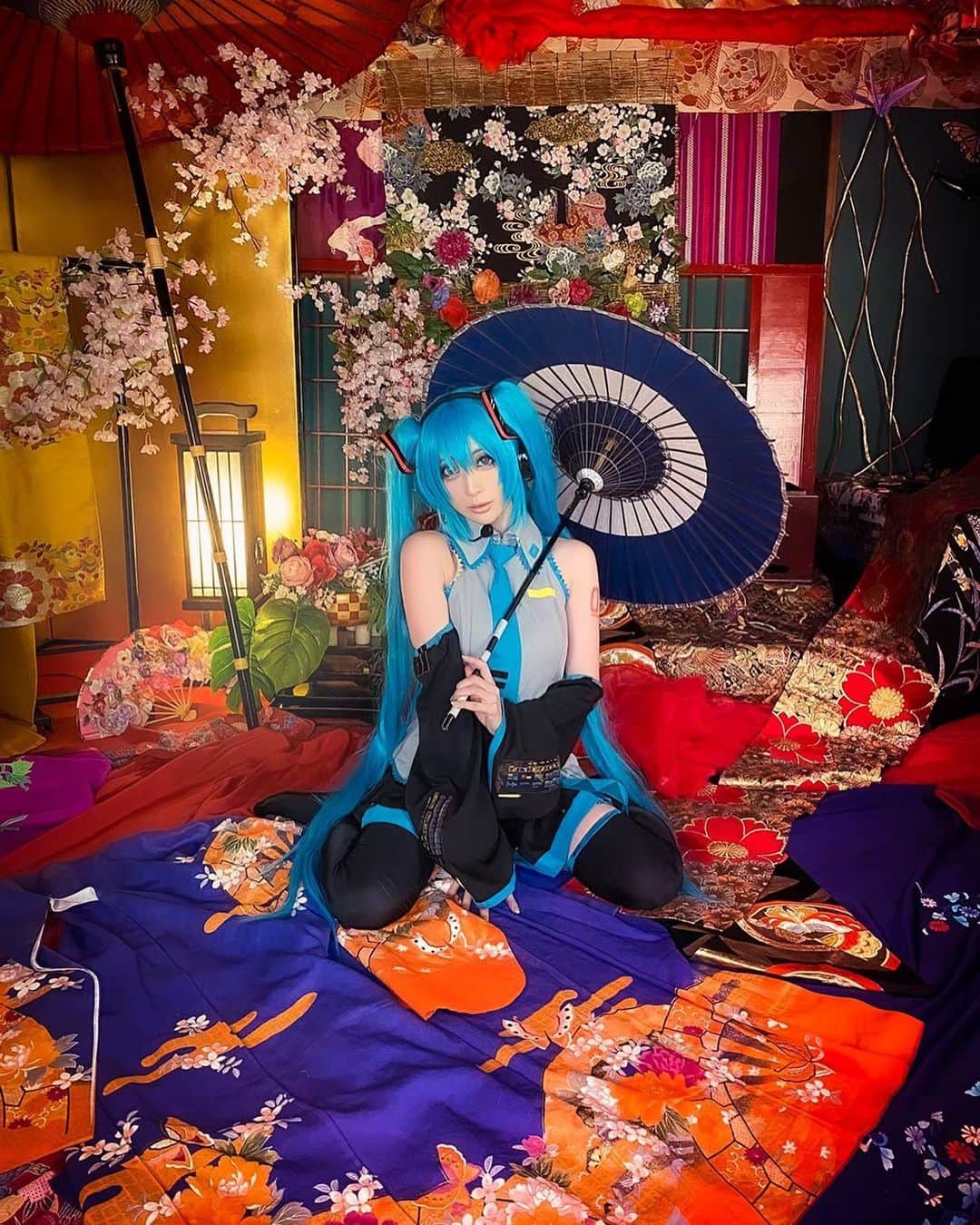 のインスタグラム：「初音ミクのコスプレヾ(๑╹◡╹)ﾉ" おはようツイート以外にもいろんなミク写真をインスタにあげました♪  #ミクの日2021 #ミクの日 #感謝の日  https://twitter.com/chamomile_chami/status/1369069086668320771?s=21  インスタも見てくれてありがとうございますーーっ！！」