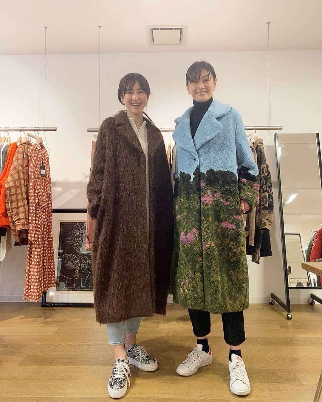 前田ゆかのインスタグラム：「@ottodame  展示会へ　 @_sonoda_maiko_  ちゃんと🤍  今年の秋冬コートは 目に留まった 二枚目のコートに決まり❗️👼  目立つ❕けれど自然と馴染む、 特にロング丈と軽さのバランスも よく 色違いグレーをチョイス🙆‍♀️  @pdst.jp  #ストックマン #オットダム #イタリア #展示会 #2021aw #ロック」