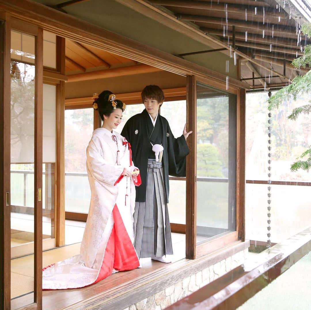 のインスタグラム：「【#プレ花嫁日記】 雨がザーザー降りだったけど、それすら幻想的に撮っていただきました☺️  白無垢は真っ白ではなく、紅白にしておめでたい感じに🙂  髪の毛は地毛だったのであまり重くなかったけど、打掛はやはりずっしりして身体がホールドされました🤣 大奥とかでは女中はこのボリュームが普段着？なんだから凄い。笑  この後8:40から、ラジオ日経 アサザイです💡 是非お聴きください😊  フォトスタジオ @vivienarmstrong   マツエク @hills_eyedesign   #ブライダル　#結婚　#結婚式　#ウェディング　#bridal #wedding #入籍　#婚約　#プレ花嫁　#花嫁　#新婦　#夫婦  #前撮り　#wedding photo #和装　　#ロケーション撮影　#白無垢　#地毛結　#日本髪 #セントフォース　#フリーアナウンサー #玉木碧  #ラジオ　#経済」