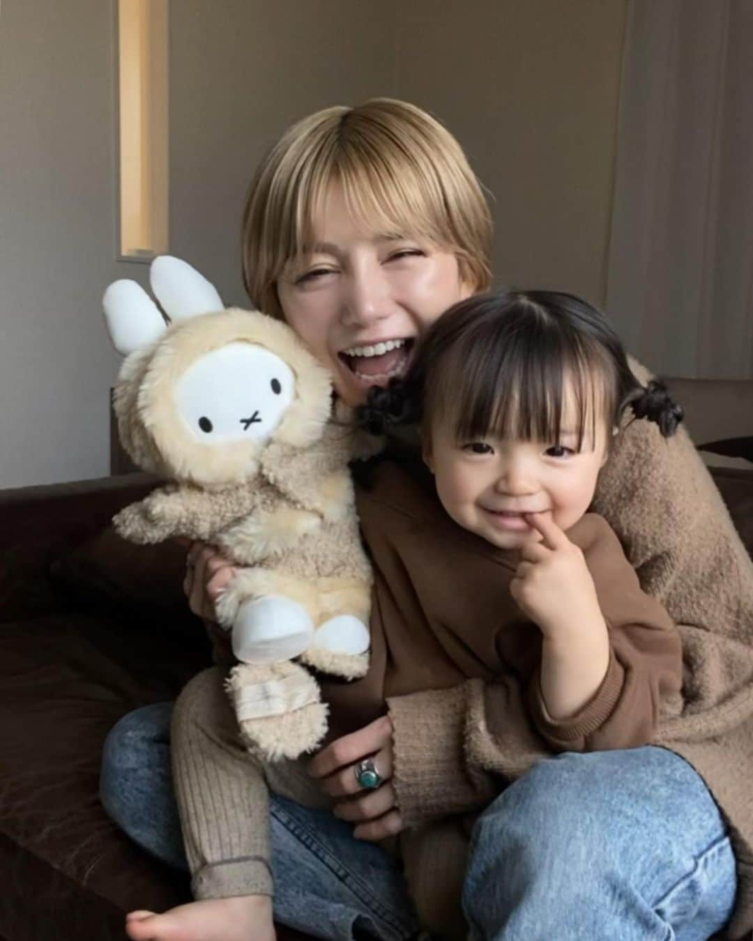 長谷川あやさんのインスタグラム写真 - (長谷川あやInstagram)「👩‍👧👩‍👧👩‍👧#生後21ヶ月#1歳#赤ちゃんのいる生活#女の子ママ#小夏のいる生活 ・ ・ ・ お気に入りのぬいぐるみが ころころと変わる娘なのですが これはずーっっとお気に入り🐰🤎 ・ 先日たまには自分にご褒美をと ルミエ・パリ恵比寿 ガーデンプレイスタワー店さんにて 炭酸石膏トリートメント60分コースを 体験してきました💆‍♀️ ・ サロン内もとっっても素敵な空間で お部屋にはシャワーまで、、、😭🙏💓 とってもリラックスできたし 施術後すぐにリフトアップ、ハリ感 感じられて大満足でした💛💛💛 ・ インスタグラム限定キャンペーンも 行っているみたいなのでぜひ こちらからチェックしてみてください✨ ・ 🗒www.lumiere-paris.co.jp/instagram_campaing ・ ※新型コロナウイルス感染による 緊急事態宣言発令前に体験したものです。 ・ ・ ・ #ルミエパリ恵比寿店#ルミエパリ#恵比寿エステ#痩身エステ#恵比寿ガーデンプレイス#エステ#エステサロン#キャビゼロ#小顔エステ#小顔#リフトア#リラクゼーション#lumiereparis#エステ女子#エステ好き#炭酸パック#石膏パック#炭酸石膏パック#痩身#ボディエステ#カーボンセラピー#美容#恵比寿#小顔エステサロン#pr @lumiereparis_ebisu」3月10日 8時09分 - ayasuke_0516