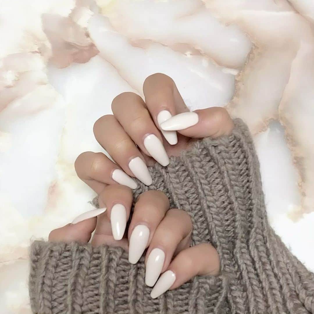 木田絵里香のインスタグラム：「. white🤍💅🏼 . #nail#naildesign#white#whitenail#knit#newnail#ネイル#ネイルデザイン#ワンカラー#ホワイトネイル」