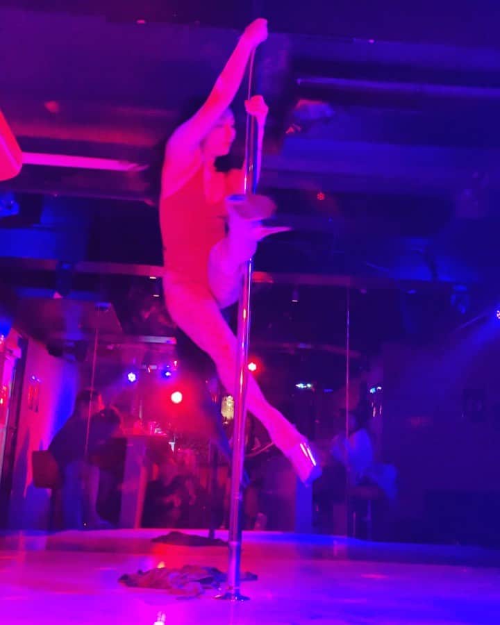 SHIRAISHIMIHOのインスタグラム：「最近ハマってる繋ぎ☺️ #poledance  #poledancer  #spinningpoletricks  #pdbirdofparadise #ポールダンス」