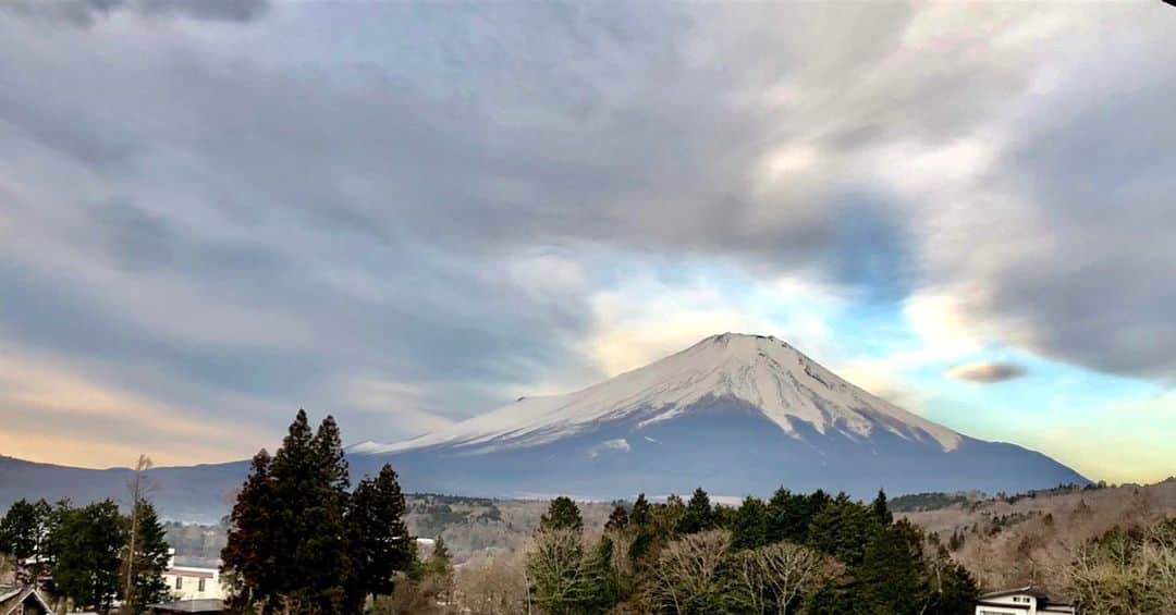 渡辺裕之のインスタグラム：「今朝の富士山🗻 曇りと雨で久しぶり #霊峰富士 #孫の誕生日  #祈り #合掌」