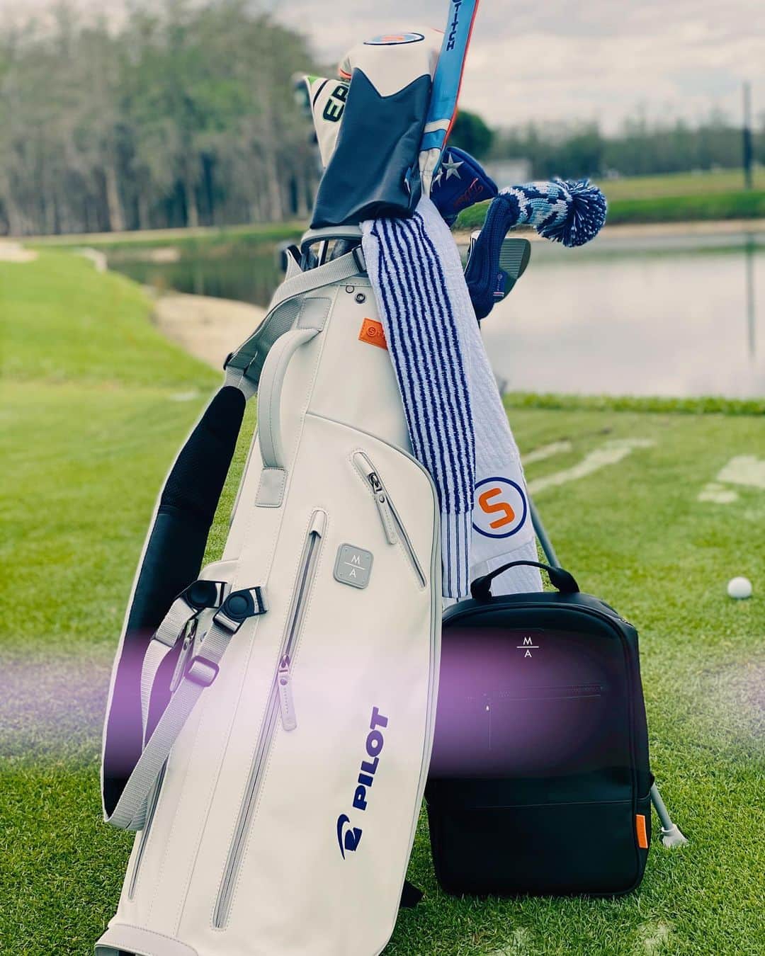 マリナ・アレックスのインスタグラム：「Excited to announce a new partnership with @stitchgolf !! Best golf bags in the business! #sl2」
