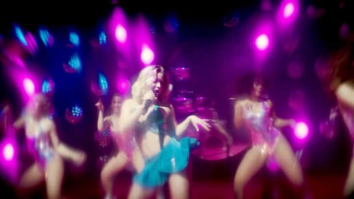 ザラ・ラーソンのインスタグラム：「Look what you’ve done live performance video out now!!! Swipe up in my stories 💕」
