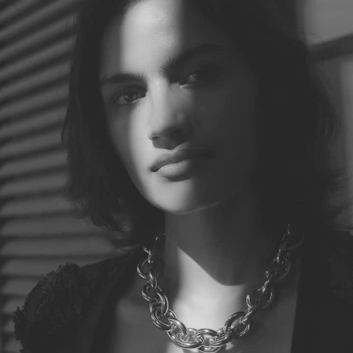 アマンダ ウェイクリーのインスタグラム：「This Mother’s Day say thank you with a #forever piece... Our signature chunky chain jewellery collection are timeless statement pieces, perfect for elevating your look...   Discover more at amandawakeley.com (link in bio)  Filmed by @JanLehner Styled by @cathykasterine  #AW #amandawakeley #statementjewellery #chunkychain #timeless #forever #mothersday」