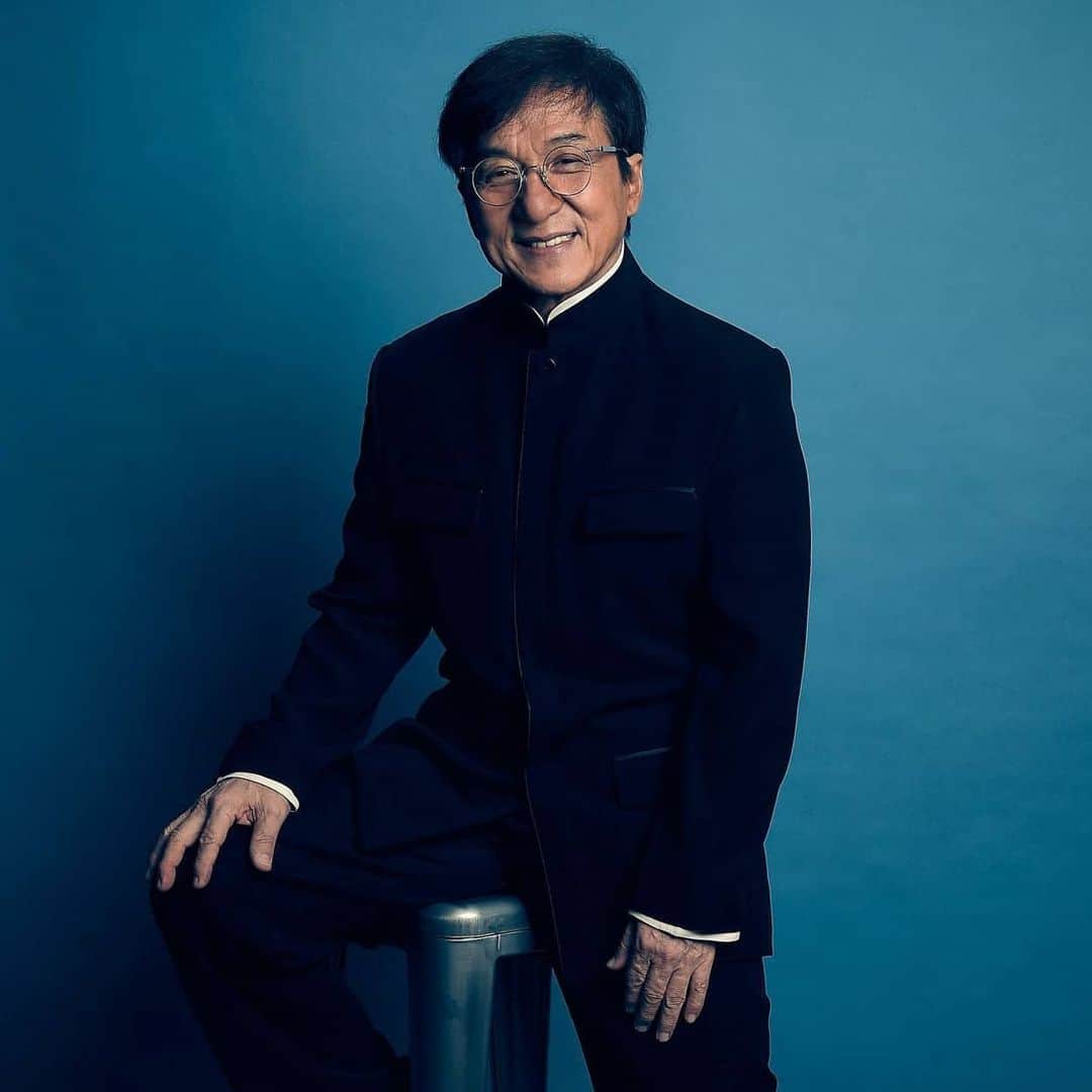 ジャッキー・チェンのインスタグラム：「When life gives you a hundred reasons to cry, show life that you have a thousand reasons to smile.」