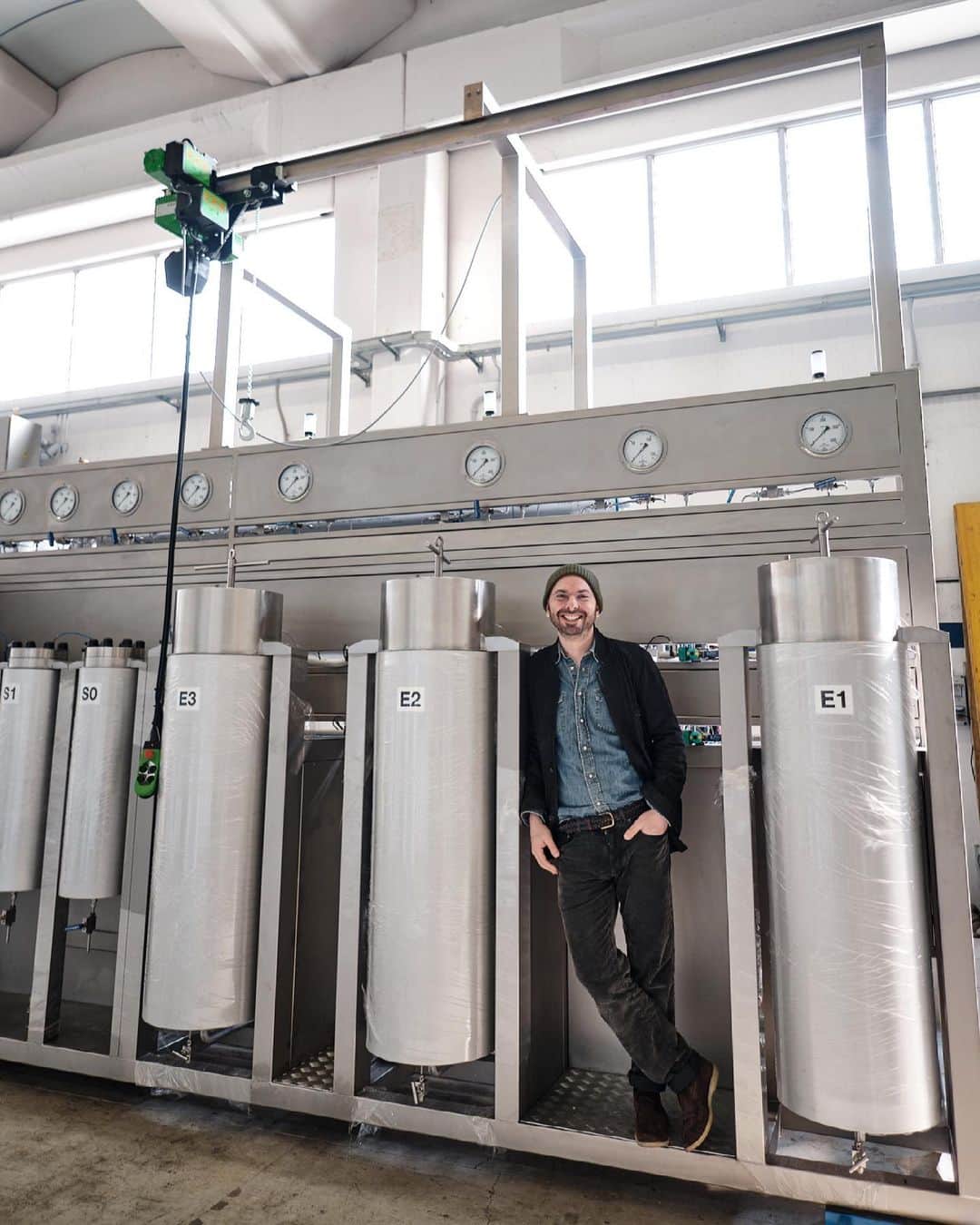 Fueguia 1833のインスタグラム：「“Proudly posing with our new Super Critical Fluid Extraction (CO2 SFE). This equipment allows us to do cold extractions of a full spectrum of molecules from any organic material. It’s been heavy modified in order to collect different fractions for my R&D projects💥” @julianbedel #perfumes #nature #sfe #fueguialab」
