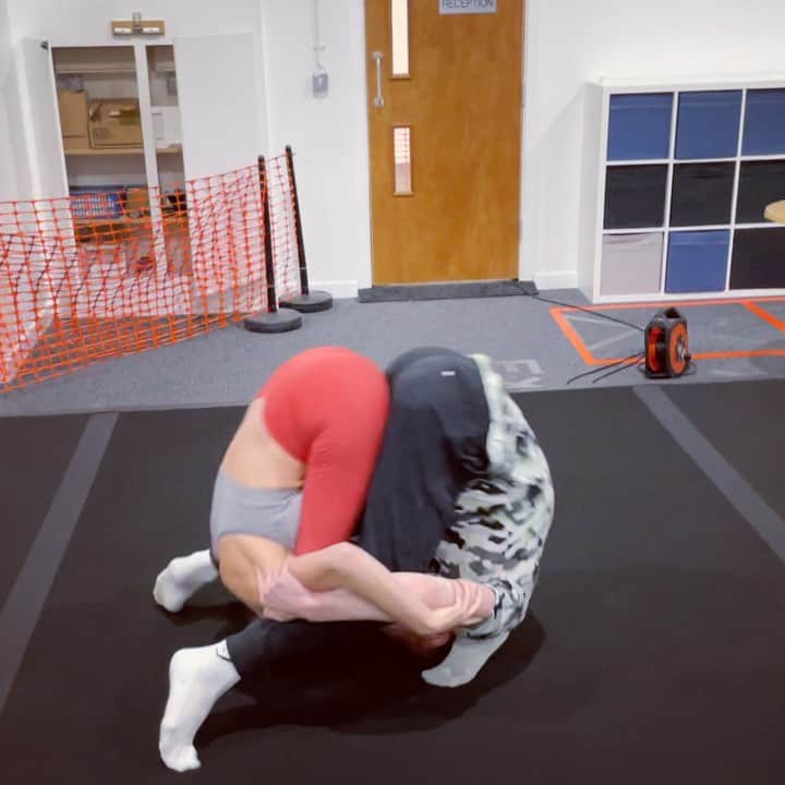 ナイル・ウィルソンのインスタグラム：「See if you can do this with your partner without her Weeing herself 🤣🤣🤣🥴🤸🏼🤸🏼 @emily_mccarthy95 @gymshark #gymnastics #coupleschallenge #gymshark」