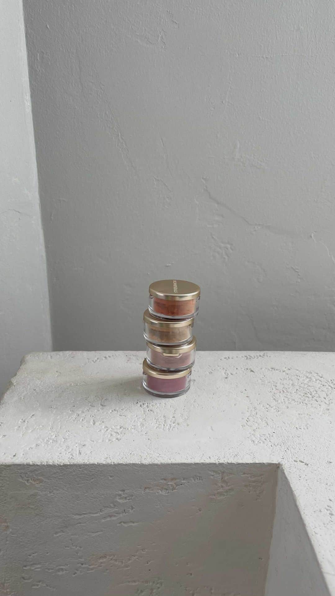 三苫愛のインスタグラム：「@onlyminerals のミネラルピグメントがかわいい。 1.サードオニキス 2.リビアングラス 3.インカローズ 4.ローズデュー #mitomamakeup」