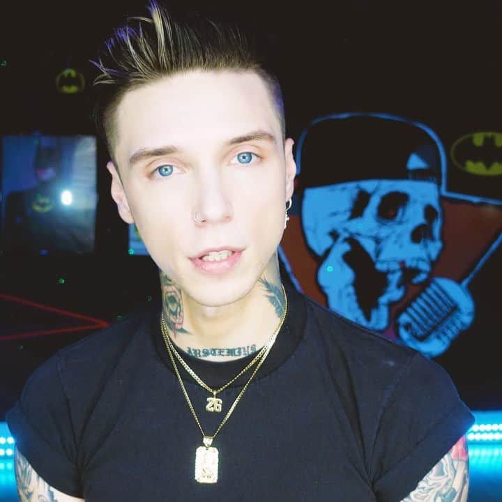のインスタグラム：「“Paradise City” season one debuts on @amazonprimevideo on March 25th worldwide! This week on my youtube channel I talk a about my character Johnny Faust and what you can expect from the series as well as some BVB news and my failed attempt at a “how to” tutorial! Head to the link in my bio to watch the full video! 🆎🖤 @paradisecity @sumerianrecords @ashavildsen @sumerianfilms」