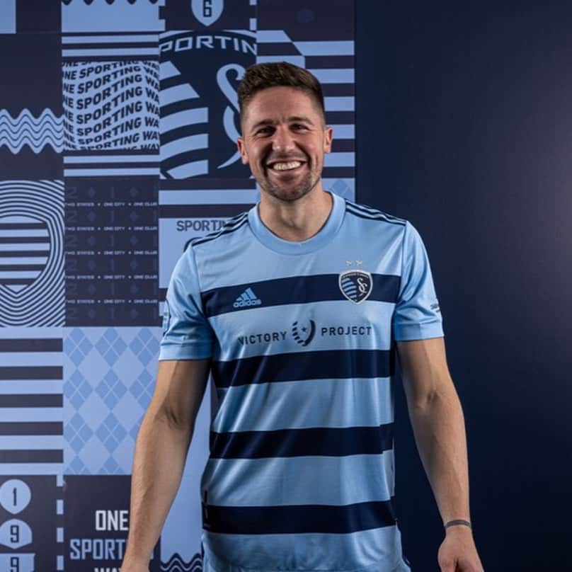 アンドレウ・フォンタスのインスタグラム：「New year. New season. New kit. New goals. And more passion than ever.  Proud to wear the @victoryprojectkc shirt to support the kids!!  2021, here we come!!💙」