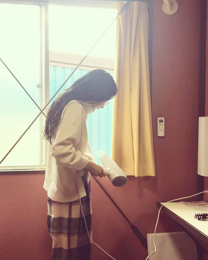 千眼美子のインスタグラム：「・ ロン毛の日常。 #朝 #ロングヘア  #わりと時間もってかれる」