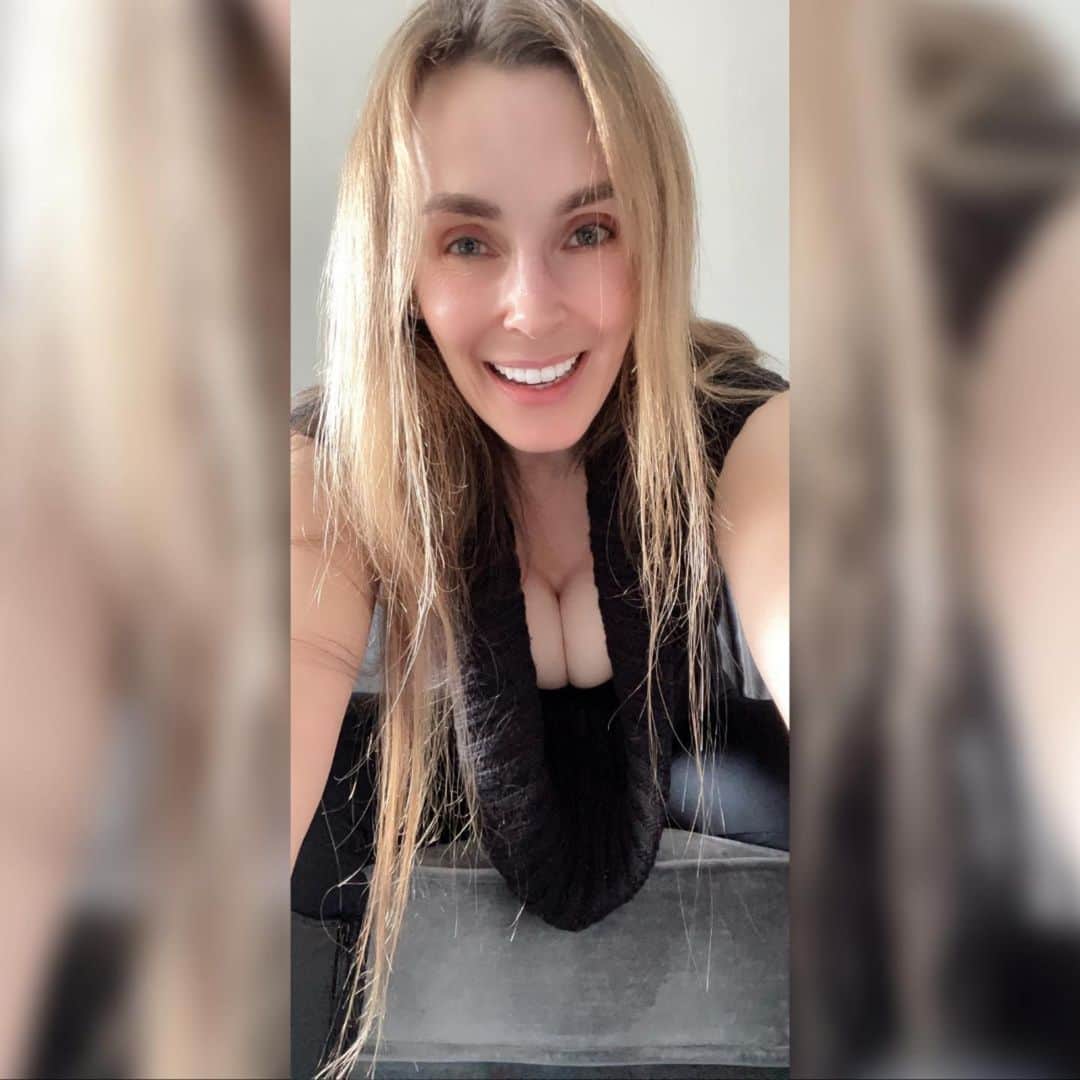 ターニャ・テイトのインスタグラム：「Thanks for listening and calling in to my Vivid Radio show.. let's keep talking.. 📞 💌⁠ ⁠ ⁠ 🥰」