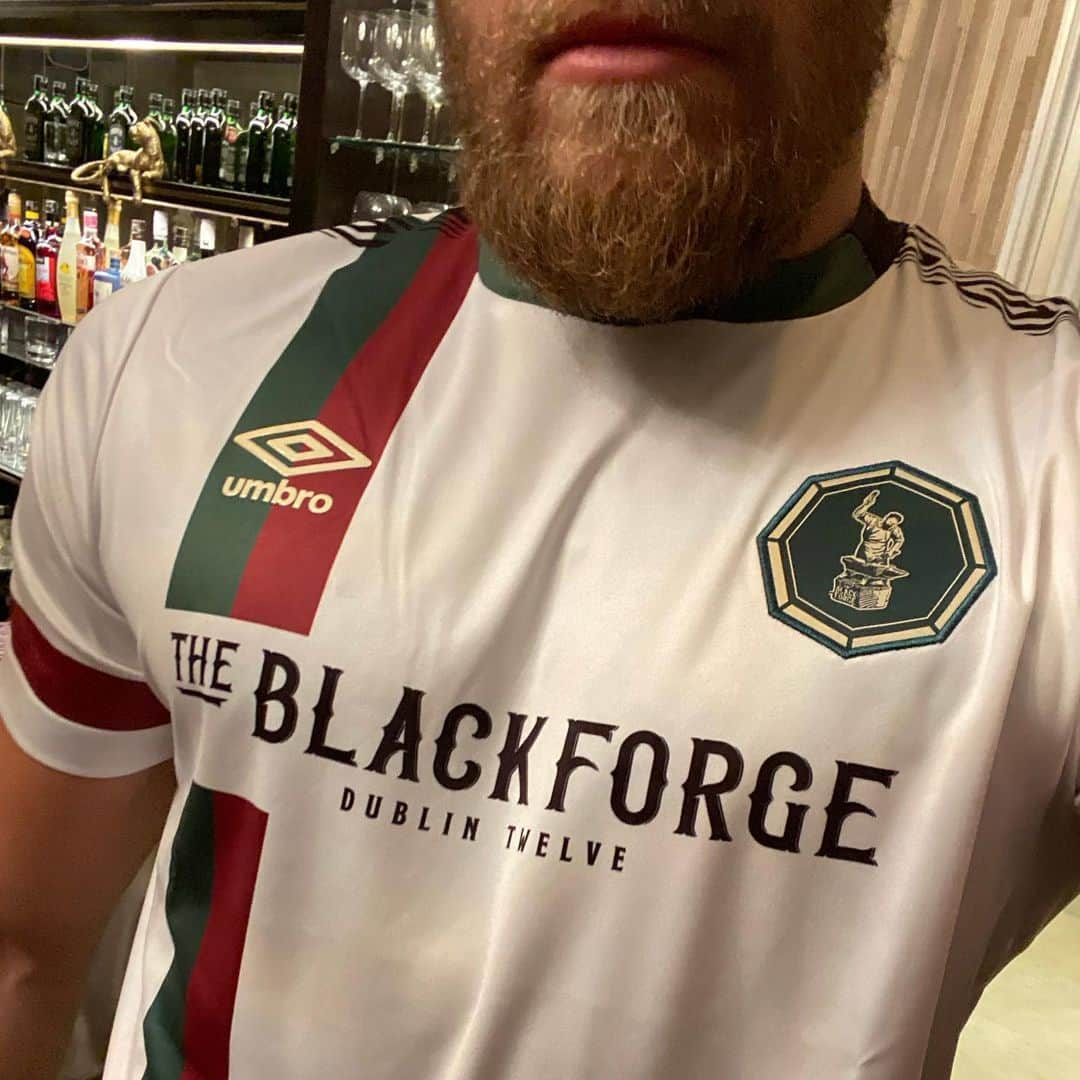 コナー・マクレガーさんのインスタグラム写真 - (コナー・マクレガーInstagram)「My pubs football kits. Home and away. Wow! Can’t wait for the games to begin. #BringItOn @theblackforgeinn @blackforged12 ⚽️」3月10日 7時05分 - thenotoriousmma