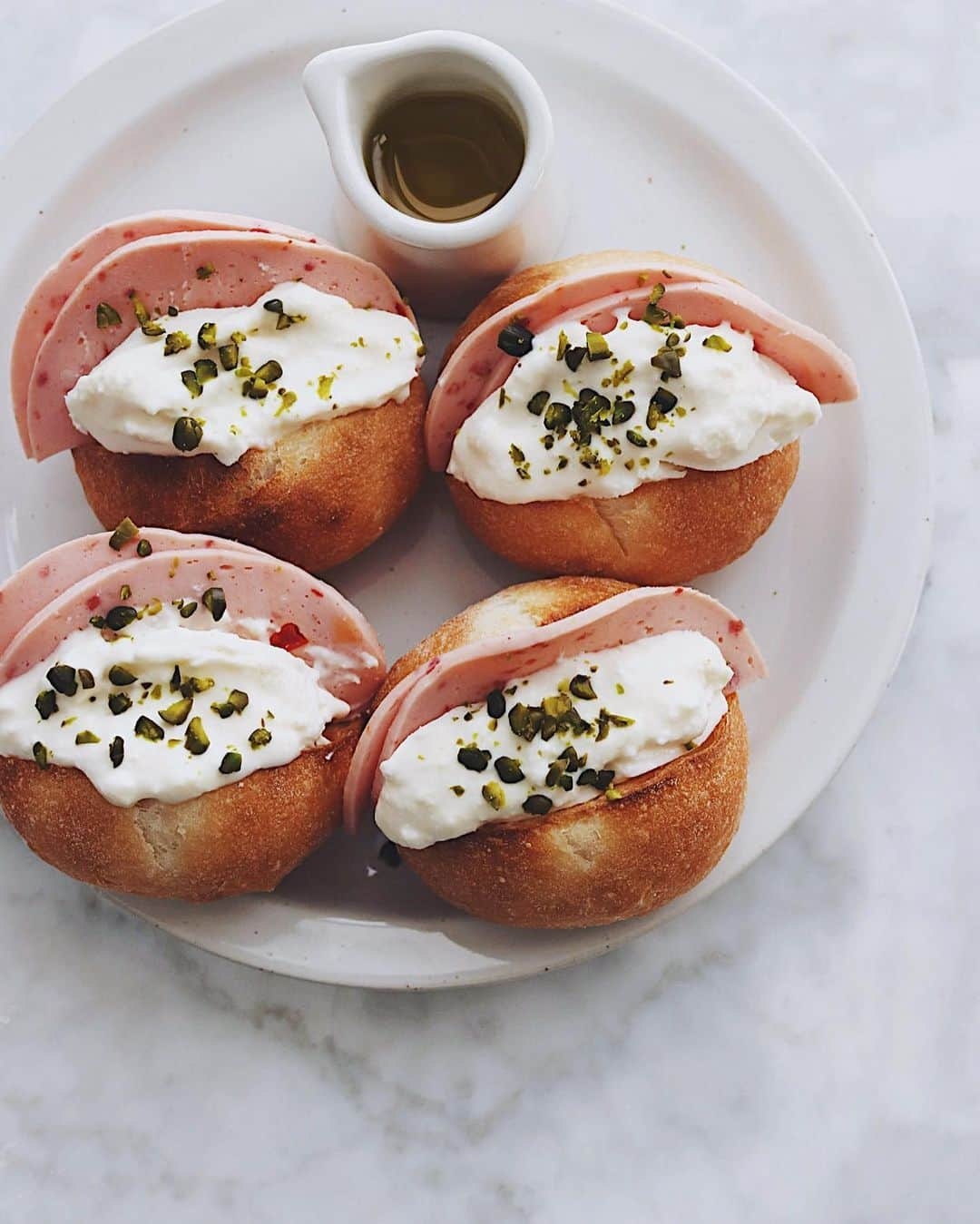 樋口正樹さんのインスタグラム写真 - (樋口正樹Instagram)「mortadella and burrata . 朝ご飯においしいサンドイッチ。 今朝のパンはタカキベーカリー 石窯ミニフランスを使ってます。 モルタデッラとブラータを挟み、 砕いたピスタチオをぱらぱらと。 仕上げにオリーブオイルたらり。 . 小さくてとても軽いパンなので 具材の味わいがとても引き立ち ワーっとおいしさあふれますー。 👉 @takaki_bakery_official . . . #サンドイッチ #モルタデッラ #ボローニャソーセージ #ブラータ #ブッラータ #ピスタチオ #石窯パン #石窯ミニフランス #タカキベーカリー #パンのある暮らし #パンのある生活 #パン部 #パンスタグラム #パン大好き #パン好きな人と繋がりたい #takakibakery #sandwich #mortadella #burrata #burratagram #italyfood」3月10日 7時42分 - higuccini